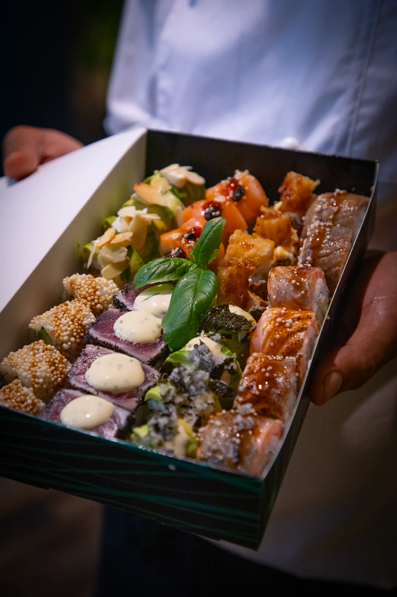 Box di sushi misto con uramaki e nigiri di Konoha Sushi per asporto e delivery