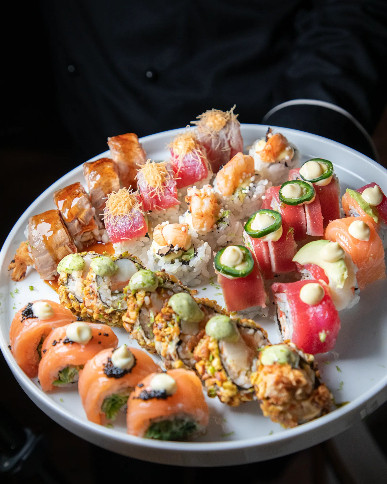 Grande piatto di uramaki misti con salmone, tonno e jalapeño da Konoha Sushi Napoli