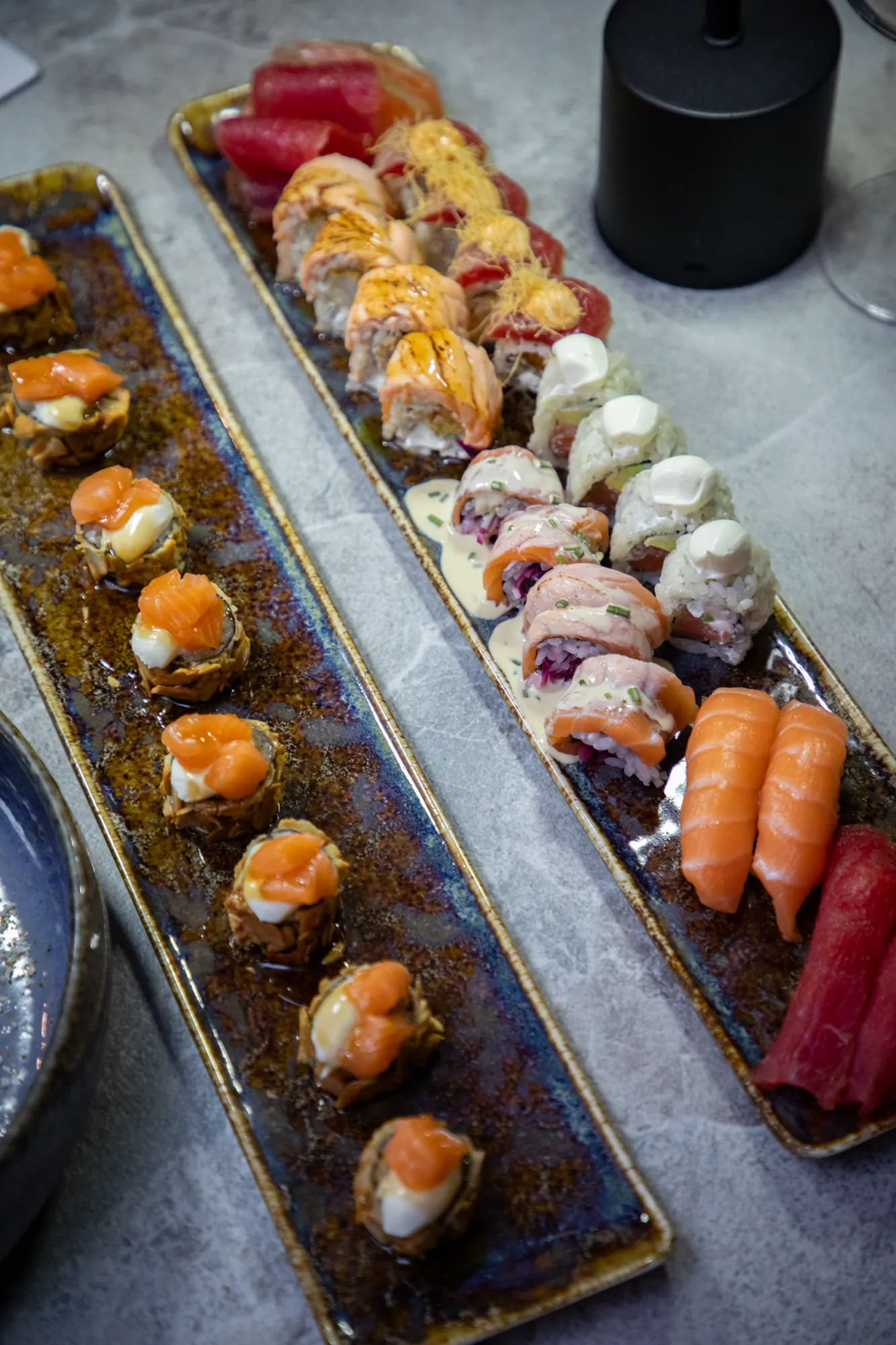 Piatti lunghi con selezione di nigiri e uramaki di Konoha Sushi al Vomero