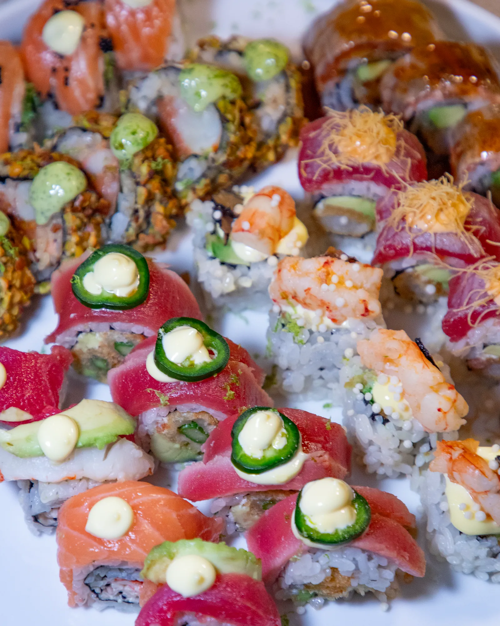 Uramaki con tonno, salmone e jalapeño di Konoha Sushi al Vomero