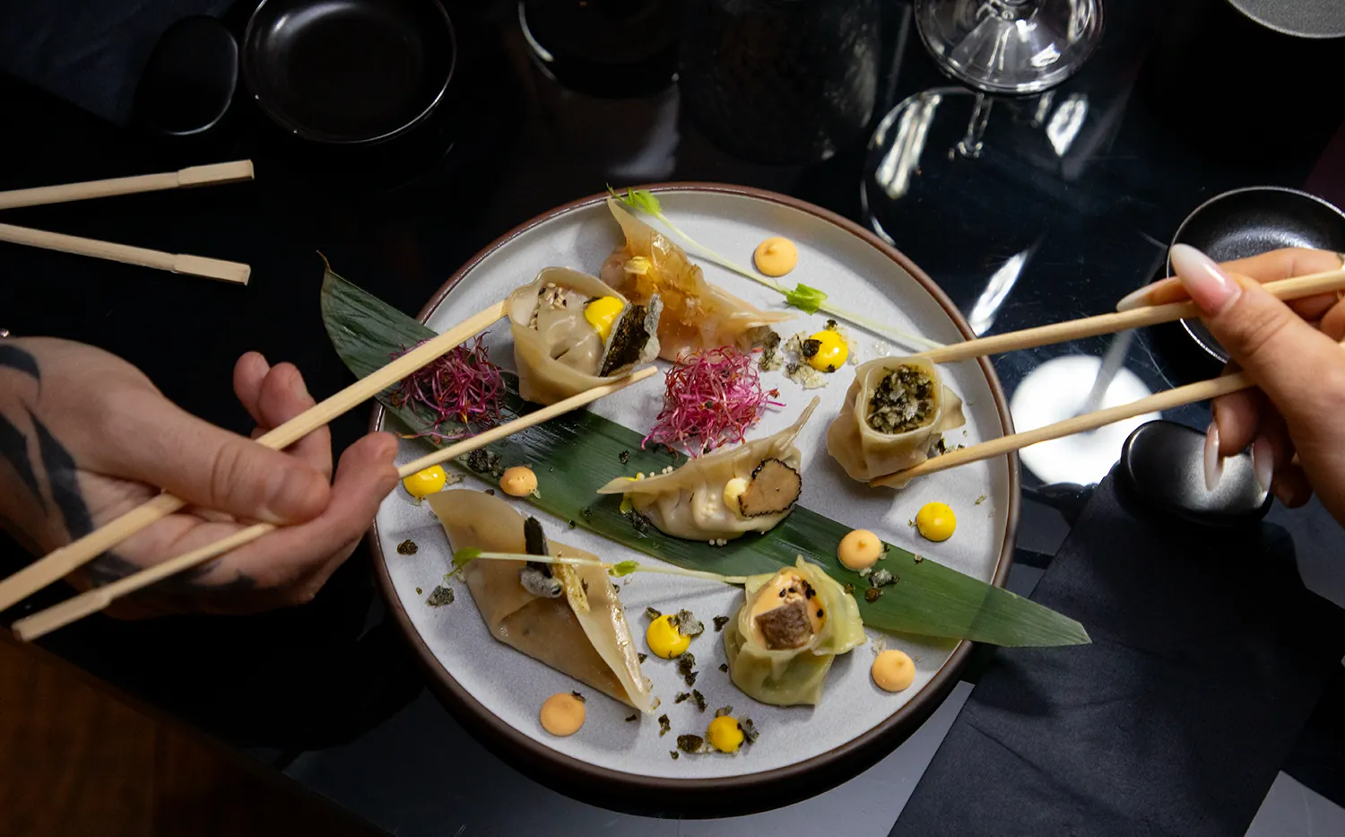Piatto di gyoza d'autore condiviso al tavolo da Konoha Sushi al Vomero, Napoli