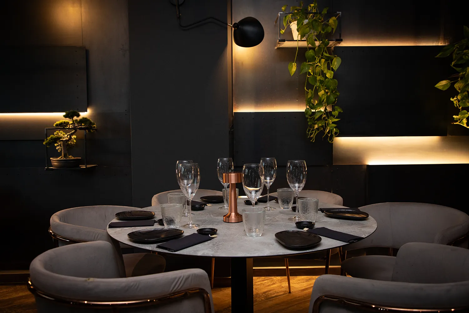 Sala del ristorante giapponese Konoha Sushi al Vomero con tavolo rotondo apparecchiato